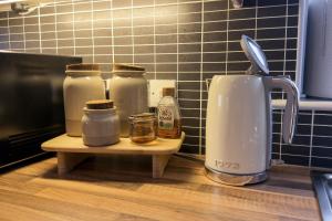 eine Küchentheke mit Gläsern auf einem Schneidebrett in der Unterkunft Luxury Sea View Apartment in Portrush