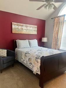 a bedroom with a bed and a ceiling fan at Midlong Term Rental Comforts Of Home Ft Eustis in Stoney Brook Estates