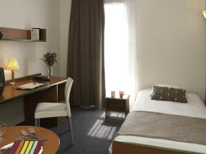 Un pat sau paturi într-o cameră la Aparthotel Adagio Access Bordeaux Rodesse +35 fotografii