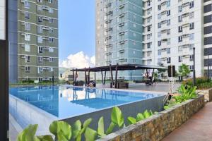 a swimming pool in the middle of a building at Lovely CondoStay Cebu T2-25 in Cebu City