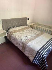a bed in a room with a bedskirtspectspectssenalsenalsenalsenalsenal at Cabañas de la Colina in Villa General Belgrano +15 photos