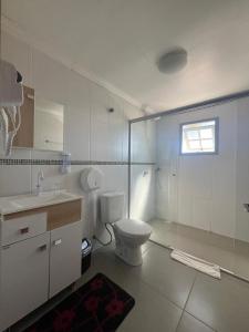 Bilik mandi di Pousada Vila nova