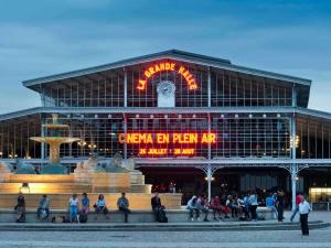 Un gran edificio con una fuente delante. en Ibis Styles Paris Saint Denis La Plaine, en Saint-Denis