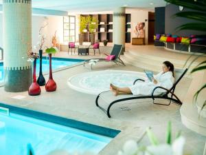 Bazén v ubytování Parc Beaumont Hôtel & Spa Pau - MGallery Collection nebo v jeho okolí