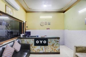 a waiting room with a oo sign on a counter at Hotel O Paras in Āsansol