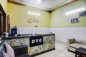a waiting room with a oo sign on a counter at Hotel O Paras in Āsansol