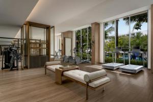 un salon avec une salle de sport avec beaucoup de fenêtres dans l'établissement JW Marriott Cam Ranh Bay Resort & Spa, à Cam Ranh