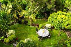 vue aérienne d'une table et de chaises dans un jardin dans l'établissement House close to Oneroa Village, beach, and wineries, à Waiheke Island 4 autres photos
