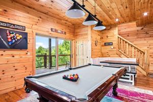 una sala de juegos con mesa de billar y TV en Fall Family Fun-Pool in Cabin-View-Games-Hot Tub, en Sevierville