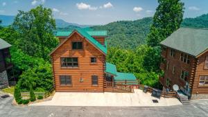 Una vista aérea de una casa de troncos y un edificio. en Fall Family Fun-Pool in Cabin-View-Games-Hot Tub, en Sevierville