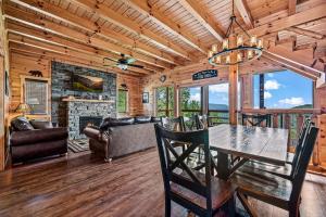 Un comedor y una sala de estar con mesa y sillas. en Fall Family Fun-Pool in Cabin-View-Games-Hot Tub, en Sevierville