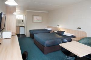 TV a/nebo společenská místnost v ubytování Box Hill Motel