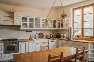 Η κουζίνα ή μικρή κουζίνα στο Le Relais de Tamaroque