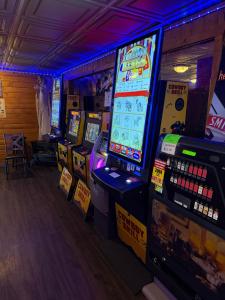 una fila de videojuegos en una habitación en Frontier Lodge, en Lander