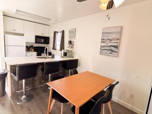 Η κουζίνα ή μικρή κουζίνα στο Condo #220 - 14-plex Building