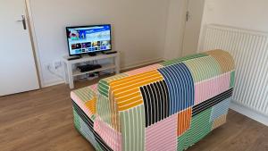 Un televizor și/sau centru de divertisment la 26 CHIC & COSY NOIRETABLE F2 55m2 WIFI SMART TV NETFLIX +14 fotografii