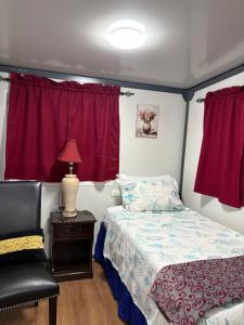 En eller flere senge i et værelse på Paradise stay villa#3