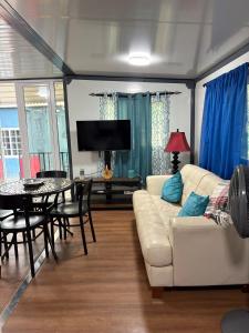 Et tv og/eller underholdning på Paradise stay villa#3