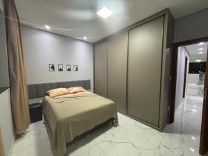 Postel nebo postele na pokoji v ubytování Apartamento novinho e central - 2 ou 3 quartos, 2 banheiros, elevador e estacionamento