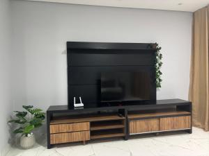 TV a/nebo společenská místnost v ubytování Apartamento novinho e central - 2 ou 3 quartos, 2 banheiros, elevador e estacionamento