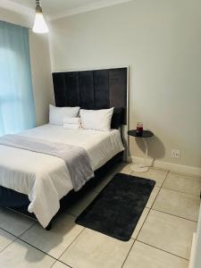 Postel nebo postele na pokoji v ubytování The Blyde - Stay Iconic 2 bed Apartment