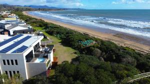 Turners BeachにあるAmarè Beachside Luxuryの海と建物のある海辺の空中景色