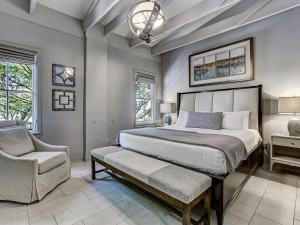 Un dormitorio con una cama grande y una silla. en Parker's Collection - 8 Bedroom, en Savannah 89 fotos más