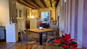 Una cocina con una mesa y sillas en una cocina. en Hotel Piazza Vecchia, en Bérgamo