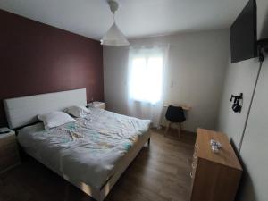 une chambre avec un lit, une table et une fenêtre dans l'établissement Notre Dame d'Orgemont - Marron 6, à Argenteuil