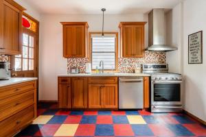 una cucina con armadi in legno e pavimento a scacchi di Stay Portland Collection - Preserved 1907 Classic Craftsman - 92 WalkScore a Portland