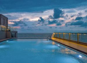 Bazén v ubytování Somerset Beach front By ocean Breeze apartments, nebo v jeho okolí