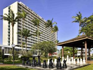 アビジャンにあるSofitel Abidjan Hotel Ivoireの大きな建物の前にある巨大なチェス盤