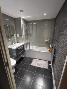 Ένα μπάνιο στο Room in Stylish City Apartment +2 φωτογραφίες