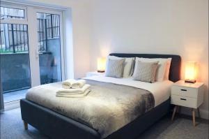 Ένα ή περισσότερα κρεβάτια σε δωμάτιο στο Room in Stylish City Apartment