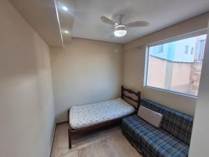 Cette petite chambre dispose d'un banc et d'une fenêtre. dans l'établissement Casa Confortável no bairro Cabral - Contagem MG, à Contagem