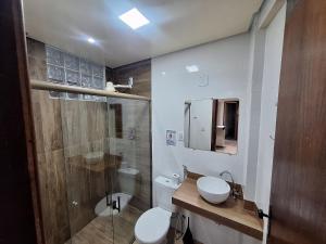 une salle de bain avec toilettes, lavabo et douche dans l'établissement Casa Confortável no bairro Cabral - Contagem MG, à Contagem 33 autres photos