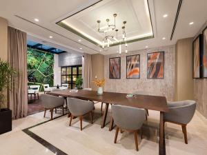 Un comedor con una gran mesa y sillas de madera. en The Artisan Hotel Istanbul - MGallery Collection, en Estambul