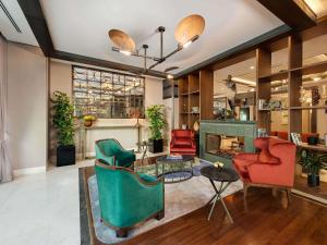 Una sala de estar con sillas y chimenea. en The Artisan Hotel Istanbul - MGallery Collection, en Estambul