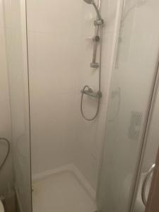 Un baño de Revive Lodge