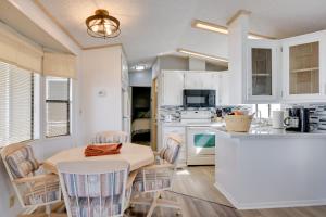 Kuchyň nebo kuchyňský kout v ubytování Arizona Snowbird Rental 5 Mi to Surprise Stadium