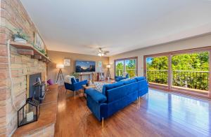 Χώρος καθιστικού στο Sierra View Retreat with Newly Installed Hot tub!