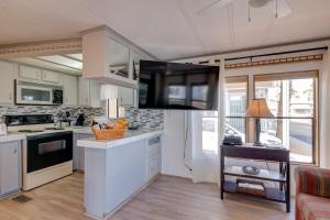 Η κουζίνα ή μικρή κουζίνα στο 5 Mi to Surprise Stadium! Arizona Winter Getaway