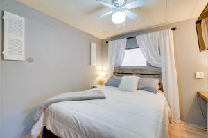 Ένα ή περισσότερα κρεβάτια σε δωμάτιο στο 5 Mi to Surprise Stadium! Arizona Winter Getaway +17 φωτογραφίες