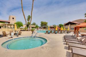 Πισίνα στο ή κοντά στο 5 Mi to Surprise Stadium! Arizona Winter Getaway