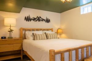 Postel nebo postele na pokoji v ubytování Downtown Albany, Hot Tub, Game Room, eV Charger