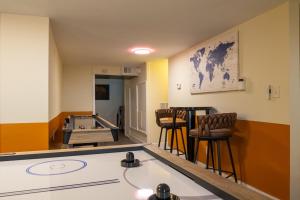 Biliár nebo kulečník v ubytování Downtown Albany, Hot Tub, Game Room, eV Charger