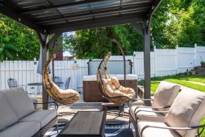 Posezení v ubytování Downtown Albany, Hot Tub, Game Room, eV Charger