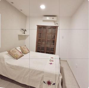 1 dormitorio con 1 cama con pared de cristal en DepartamentoLencinas, en San Fernando del Valle de Catamarca