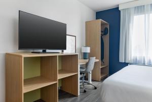TV a/nebo společenská místnost v ubytování Spark by Hilton Indianapolis Northeast Fishers