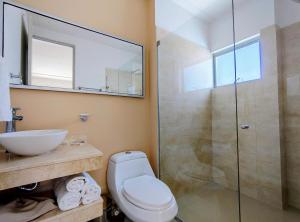 Un baño de Atlantis Suites -Amoblados- Buenavista Barranquilla 96 fotos más